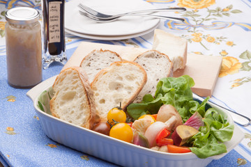 蒸し野菜とフランスパン