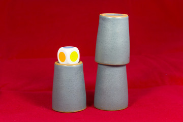 Игра в наперстки, стаканчики, игральные кубики