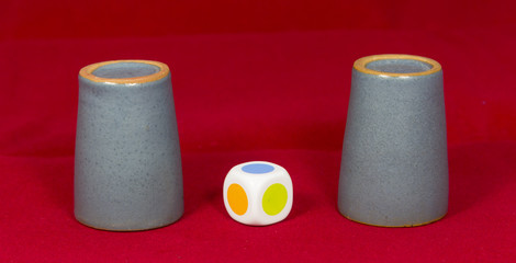 Игра в наперстки, стаканчики, игральные кубики