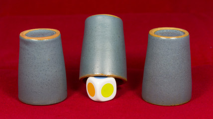 Игра в наперстки, стаканчики, игральные кубики