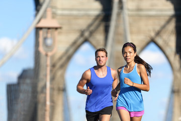 Obrazy na Plexi  Miejskie biegacze biegają z ludźmi w Nowym Jorku NYC