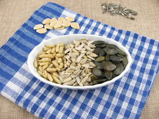 Dreierlei Kerne-Mix aus Kürbis-, Sonnenblumen- und Pinienkernen