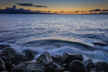 Naklejka premium Crashing Waves on Beach