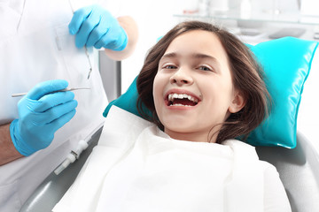 Gabinet stomatologiczny , dziecko na fotelu dentystycznym - obrazy, fototapety, plakaty