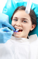 Lakowanie zębów,  dziecko u stomatologa