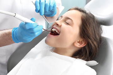 Leczenie zęba, stomatolog czyści ubytek - obrazy, fototapety, plakaty