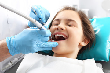 Leczenie ubytku w zębie,dziecko u stomatologa