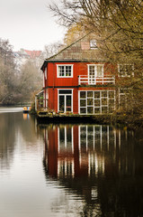 Obraz premium Spiegelung rotes Wohnhaus am kanal im Winter