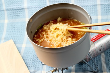 アウトドアでラーメン
