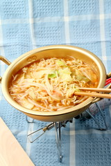 野外でラーメン