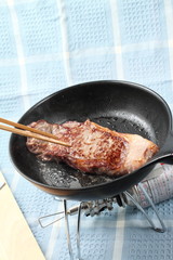 キャンプでステーキ