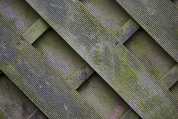 Holzzaun verwittert diagonal