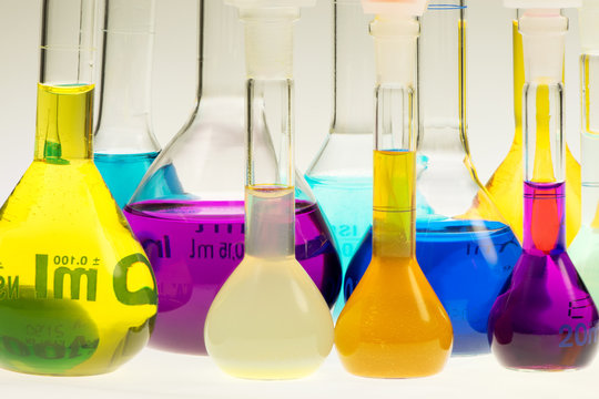 bunte Messkolben im Labor