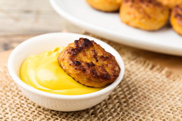 Minifrikadelle mit Senf - Meatball with mustard