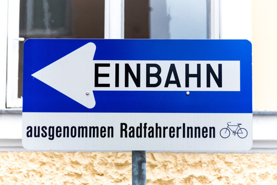 Einbahnstra&szlig;e, Verkehrsschild mit Zusatz