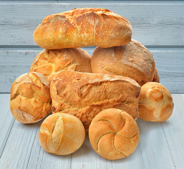 pane e pagnotte sfondo legno azzuzzo