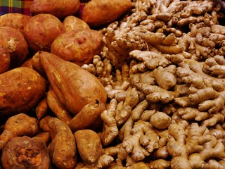 Ingwer und Knollen zum Verkauf