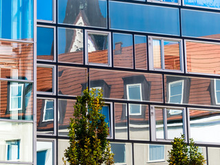 Mansarde spiegelt sich in Glasfront