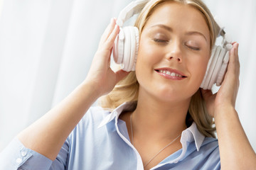 Naklejka premium Immersed into music