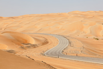 Obraz premium Road through the desert in Liwa Oasis area, Abu Dhabi