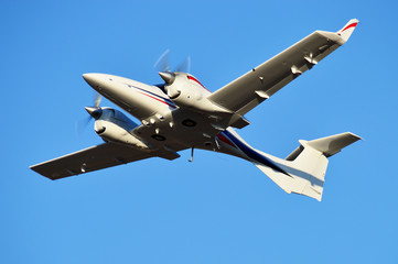 Fliegendes Propellerflugzeug