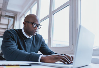 Obraz premium African american businessman working on his laptop