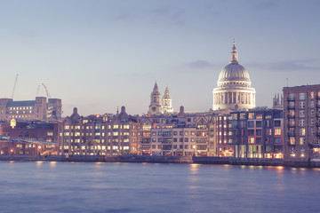 Naklejka premium Millennium bridge, St. Paul, London in vintage, retro colour sty