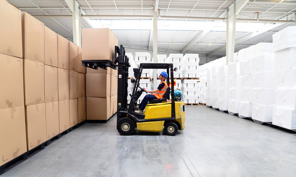 Gabelstaplerfahrer in einem Warenlager // international shipping