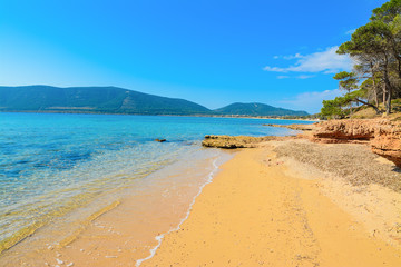 Obraz premium Mugoni beach under a clear sky