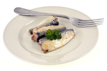 Sardines à l'huile dans une assiette avec du persil