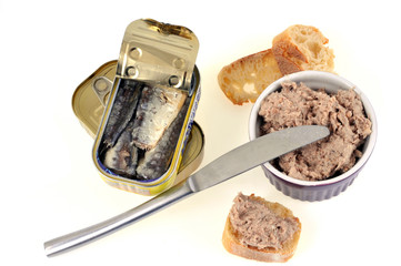 Une boîte de sardines et un ramequin de rillettes