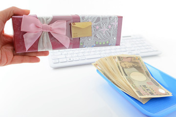 おしゃれなギフトボックスと紙幣