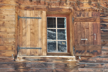fenêtre sur façade chalet en bois