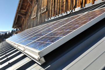 panneaux solaires sur toiture d'un chalet