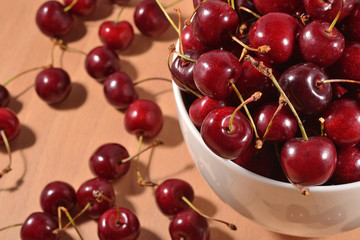 Obraz na płótnie Canvas Red cherries in a bowl