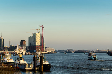 Blick auf Elbe mit mit Barkassen im Winter