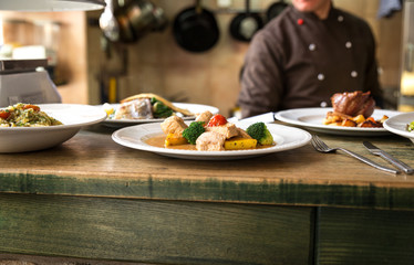 Chicken with prawns, fresh basil and tomatoes cream sauce