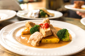 Chicken with prawns, fresh basil and tomatoes cream sauce
