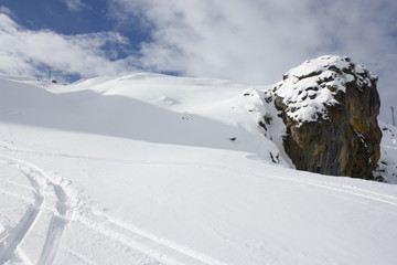 Monta&ntilde;as nevadas en d&iacute;a soleado, cielo azul, roca, sombra, nieve