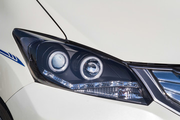 白い車のヘッドライト　 Headlight of the white Japanese car © norikko