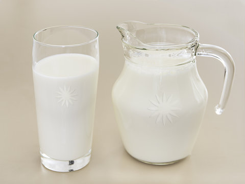 verre et carafe avec lait de vache