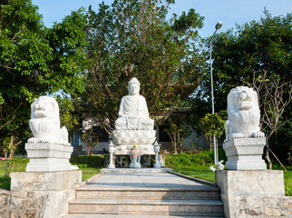 Obraz premium The statue of buddha with Lions Linh Ung Pagoda