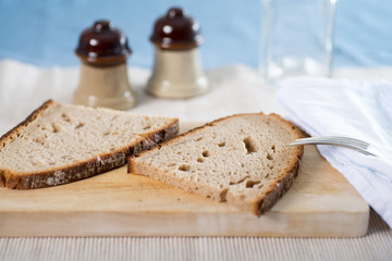Zwei Scheiben trocken Brot