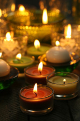 Obraz na płótnie Canvas Burning candles in glass candlesticks close-up