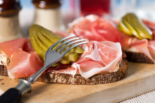 Ger&auml;ucherter Schinken auf Schwarzbrot 3