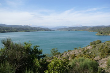 Embalse de Barasona, agua y árboles, campos y arbustos