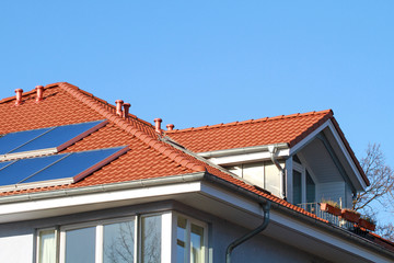 Walmdach mit Gaube und Solaranlage