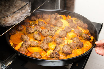 Buletten und Kartoffeln aus dem Ofen