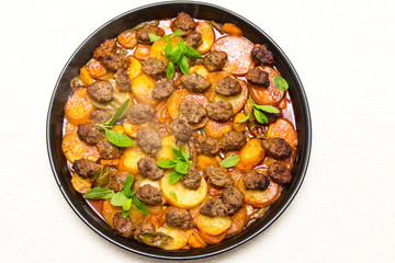 Buletten und Kartoffeln aus dem Ofen