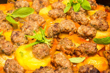 Buletten und Kartoffeln aus dem Ofen